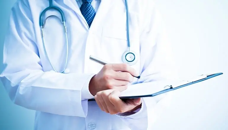 un medico in camice con una cartellina