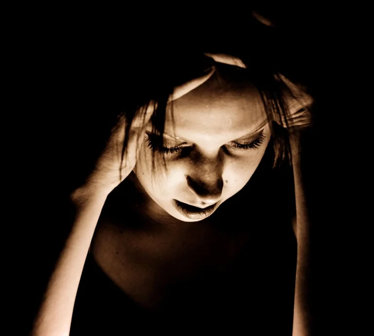 Cefalea e agopuntura: una donna si tiene la testa per il dolore e che presto verrà curata con agopuntura e fitoterapia