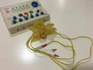 strumenti medici agopuntura: n macchinario per la pratica dell'elettroagopuntura in utilizzo presso Agopuntura Rimini