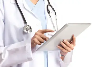 Medico con cartellina pronto ad una diagnosi